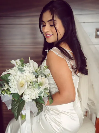 A quiet moment with her all-white bouquet. The simplicity of her look is what makes it so stunningly beautiful.