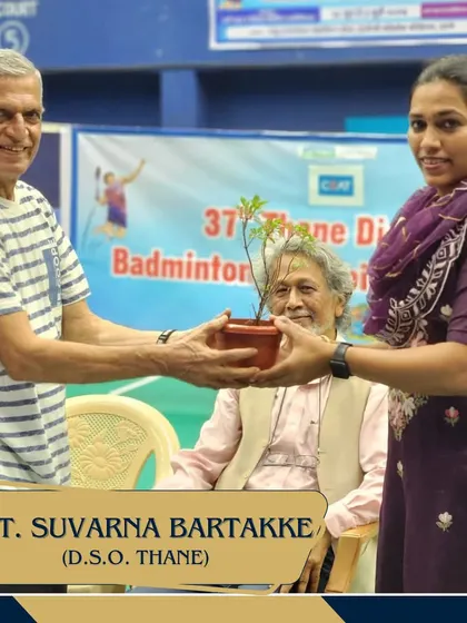 Smt. Suvarna Bartakke, the District Sports Officer (DSO) of Thane, being welcomed at the ceremony. I maintain excellent relationships with local sports authorities to ensure smooth tournament operations.