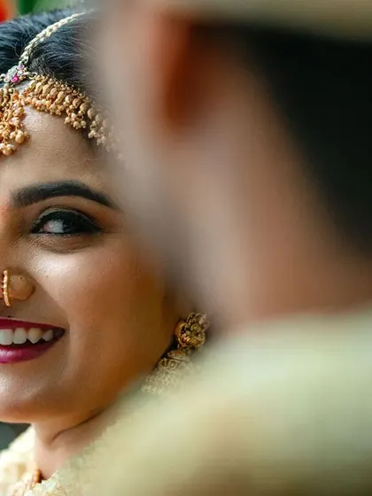 A duplicate of 97, a beautiful and intimate over the shoulder shot.