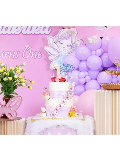 Another close-up of the cake and decor.