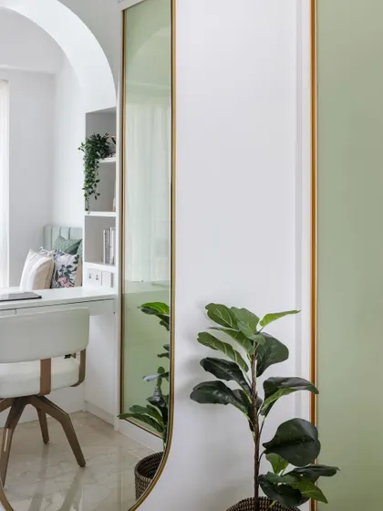 A close-up of the arched mirror in the teen's bedroom, which adds an elegant touch and enhances the sense of space and light.