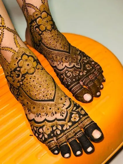 Here are more examples of my bridal foot mehendi. I can create matching designs for both feet or unique, complementary patterns, all tailored to your preference for your wedding day.