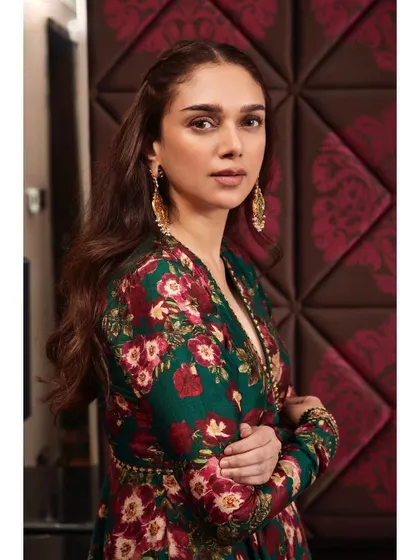 A final portrait in this gorgeous fusion look. The combination of the print, the silhouette, and the styling is just perfect.