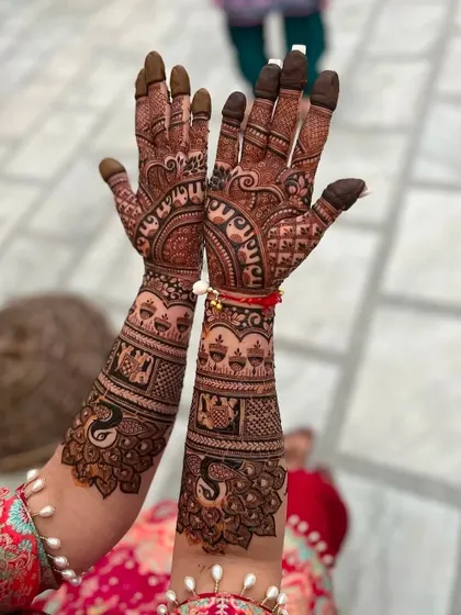 A full view of the bridal design with peacocks and diyas (lamps).
