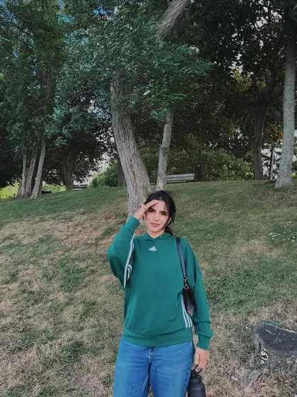 Posing in a comfy green Adidas sweatshirt and jeans at Niagara-on-the-Lake.