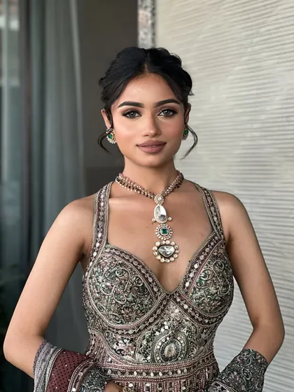 A full portrait of the Mehendi look taught in my masterclass. The makeup is balanced to look beautiful from every angle.