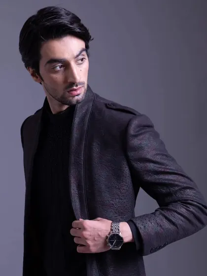 Effortless style in every glance. This textured jacket in a deep, moody color redefines the modern wardrobe with its sharp look and feel.
