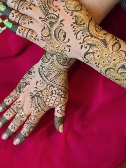 A simple Indo-Arabic design that flows beautifully across the hands. This style is perfect for someone who wants an elegant but not overpowering look.