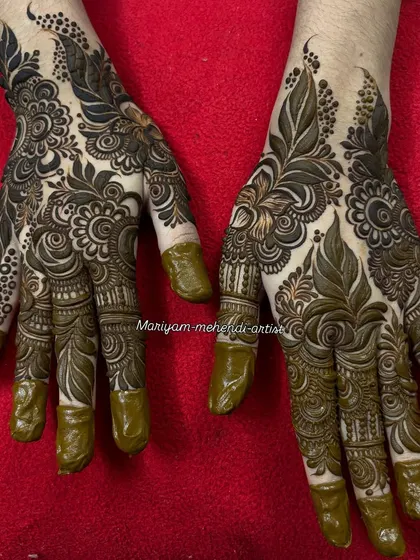A stylish 3-finger Khaliji mehendi design, a modern and chic choice.