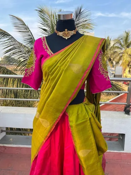 The beautiful color combination of pink and green is fresh and modern.