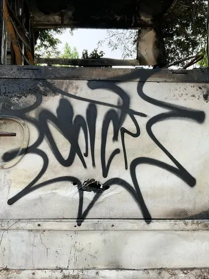 A close-up of a spiky, explosive tag on the bus, showing a different, more aggressive handstyle.