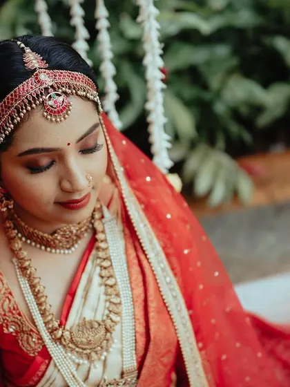 The makeup for this Telugu bride features a classic red lip and defined eyes, perfect for the rich traditions of the ceremony.