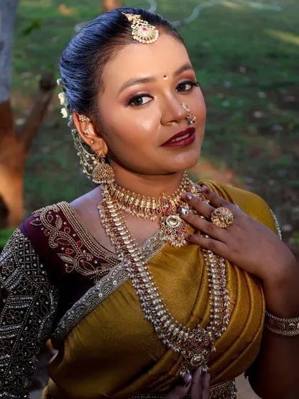 This close-up shows the beautiful detail of my South Indian rental collection. You can see the rich embroidery on the blouse and the intricate craftsmanship of the matching temple jewellery, including the necklace, jhumkas, and nose ring.