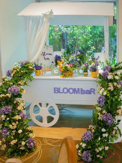 Introducing the 'Bloom Bar', an interactive and beautiful station for your guests. Framed by magnificent floral pillars, this charming cart can be used for favors, drinks, or as a delightful photo opportunity.