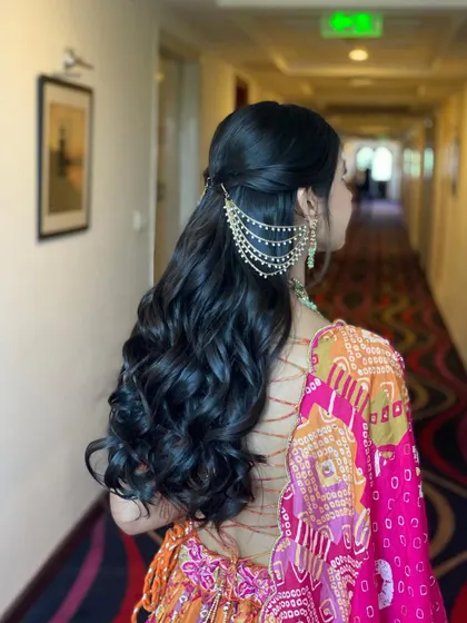 Another view of this elegant mehendi hairstyle. The side accessory draws attention to the beautiful volume and shine of her hair.