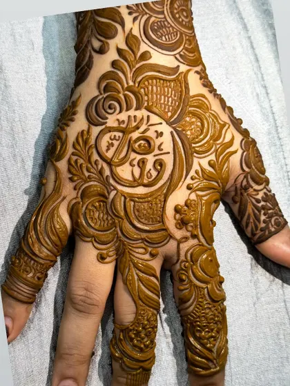Another example of custom calligraphy, with a name elegantly placed in the center of the palm and surrounded by my signature detailed patterns.