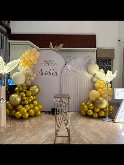 A modern and chic birthday setup for Avishka's 7th birthday. The dual arch backdrops and minimalist balloon decor create a very stylish look.