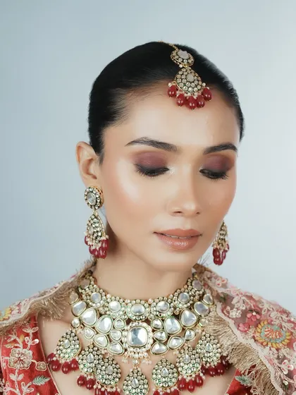 This image highlights the soft blending of the eyeshadow and the clean, defined brows that frame the face. Eyebrow shaping is a fundamental skill covered in my basic and advanced modules.