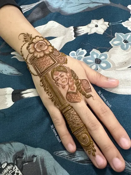Another view of the unique single-finger portrait design. This is a great conversation starter and a truly artistic choice.
