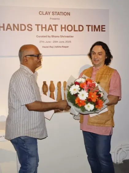 A moment of appreciation at the "Hands That Hold Time" exhibition opening. We foster a warm, celebratory environment where the hard work of our resident artists is formally recognized and honored.