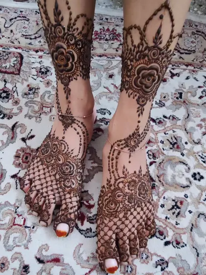 A gorgeous net (jaal) pattern on the toes, paired with a floral vine that gracefully climbs up the side of the foot.