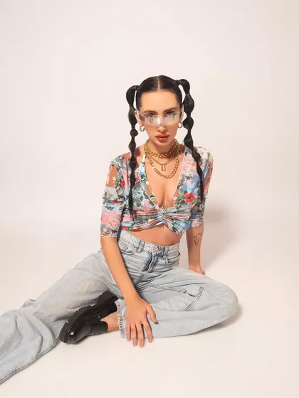 A street-style inspired editorial look. I paired a floral crop top with relaxed-fit denim and layered gold chains for a cool, sporty, and modern vibe.