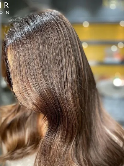 A beautiful balayage for this babe. The natural-looking highlights and soft waves create a stunning, sun-kissed effect.
