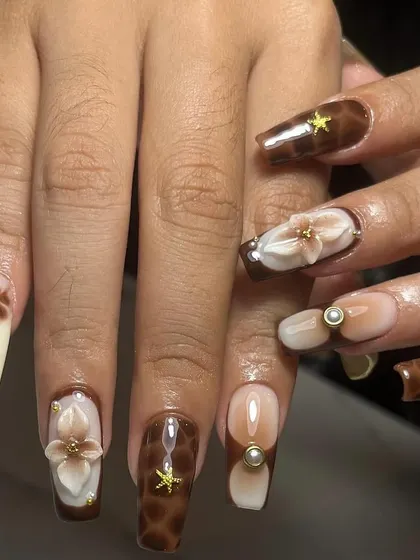 We love getting creative with textures and patterns. This set features hand-sculpted 3D flowers, a trendy tortoise shell effect, and delicate gold star charms for a truly custom, high-fashion look.