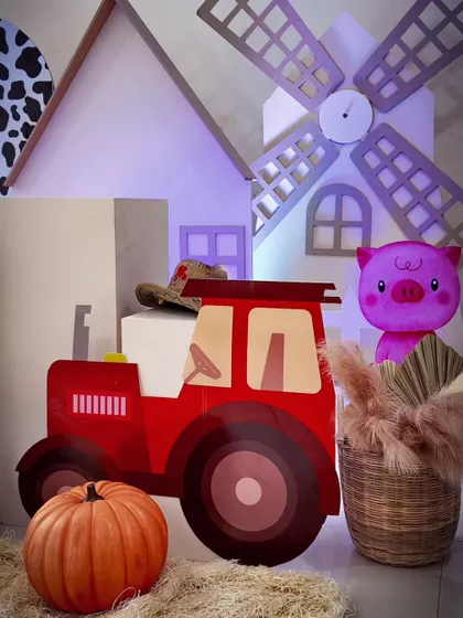 More details from the balloon-free farm setup, featuring a tractor cutout and a cute pig prop. This shows my versatility in creating different styles.