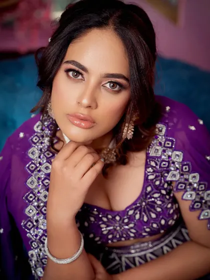 This portrait captures the sophisticated vibe of the look. The jewellery adds a touch of class without being overpowering.