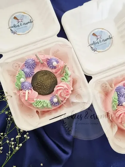 These floral wreath mini cakes were another popular design for Mother's Day. The mix of pink and purple buttercream flowers is so delicate.