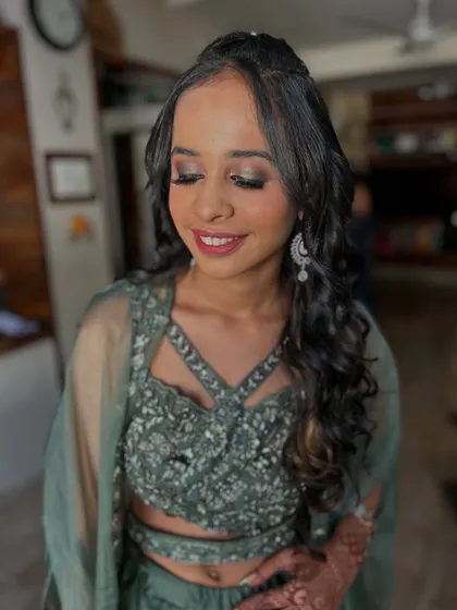 A beautiful soft glam look with a hint of shimmer on the eyes. This is a versatile look that works for any party or wedding event.