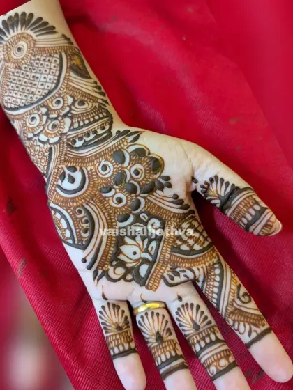 A single-hand Arabic design. The pattern flows beautifully from the wrist to the index finger, creating a classic and elegant look.