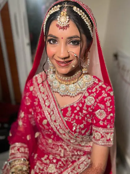 Jinal looks absolutely elegant for her pheras. We went for a classic bridal look with defined eyes and a flawless base to match her regal outfit.