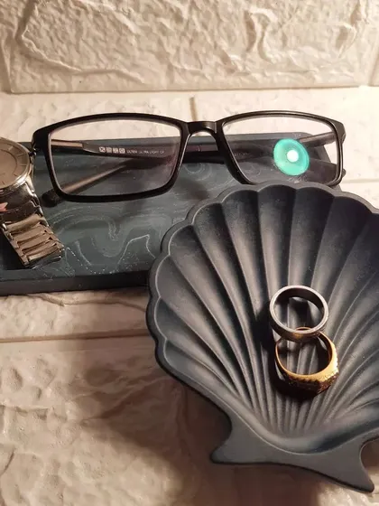 A close-up of the Father's Day set, perfect for organizing a watch, glasses, and rings.