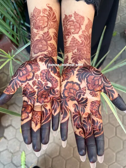 This is the result of my organic henna after 48 hours. The stain develops into a deep, dark color, and this design shows how I can create beautiful, bold floral patterns that are not as dense but still make a statement.