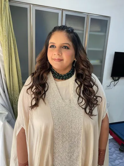 Another angle of this look, showing the soft waves in her hair and the way the green eyeliner catches the light.