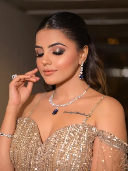 A close-up on the details. The blend of warm and dark tones on the eyes, paired with a soft nude lip, creates a balanced and sophisticated glam look that photographs beautifully.