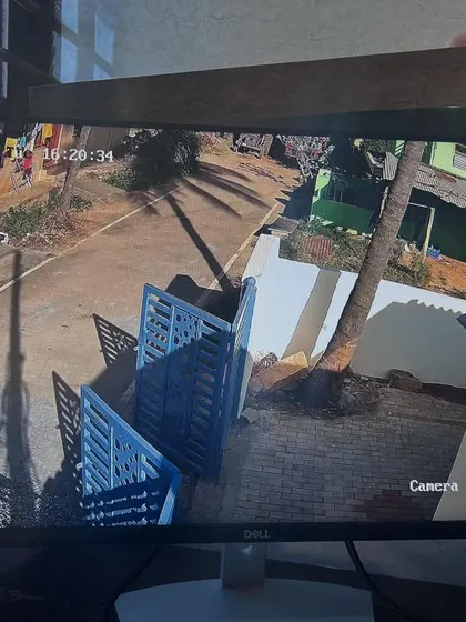 Another view from the same 4G camera system, monitoring the gate and surrounding area. This is essential for properties with a large perimeter.