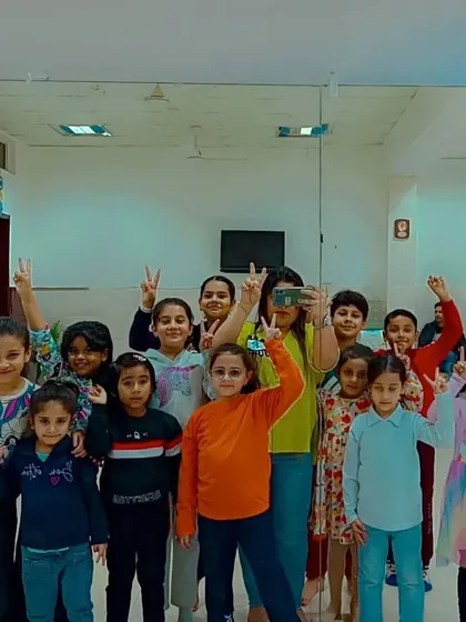 Peace and victory signs from our happy dancers. This is the positive and encouraging atmosphere we cultivate in our kids' batches.