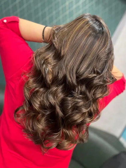 A top-down view of the gold-kissed waves, showcasing the beautiful blend of colors from root to tip.