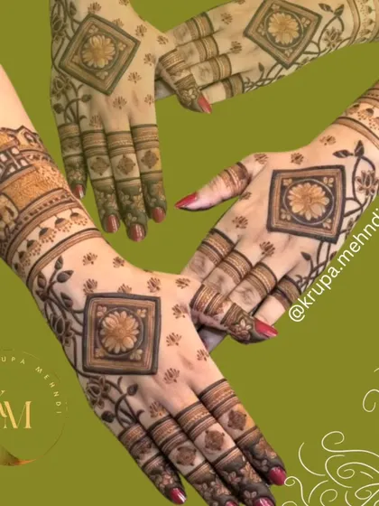 A lovely back-hand design for an engagement. The central floral motif and the palace design on the wristband create a unique and memorable look.