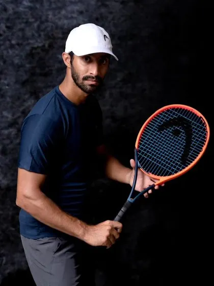 Having the right gear is crucial. Here I am with my HEAD Radical Pro, a racquet I trust for its blend of power and control. I help all my clients choose equipment that perfectly matches their playing style.