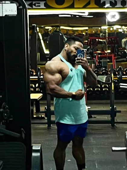 Another side bicep pose, checking for arm size and peak.