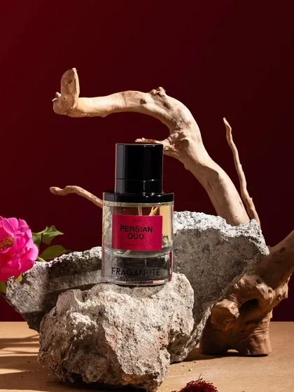 Creating a rich, natural essence for Fraganote's Persian Oud. We used organic props like stone and driftwood against a deep red background to build a scene that feels both raw and luxurious.