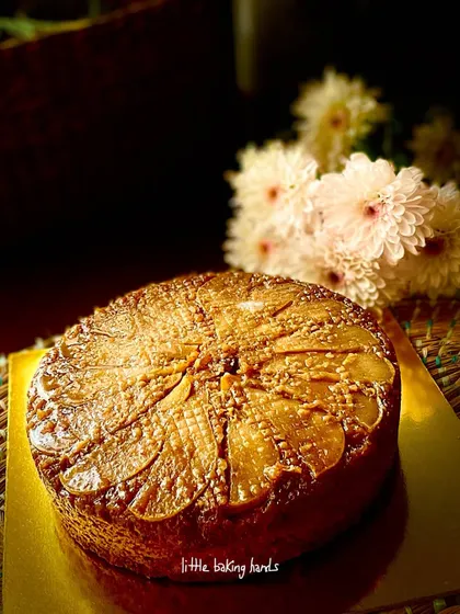 An upside-down spiced pear cake, one of the many delicious whole wheat cakes that went out this week. It's a beautiful and aromatic bake.