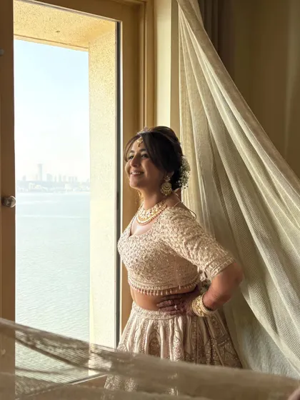 A quiet moment of reflection for this lovely bride before her ceremony, overlooking the sea. Her soft, minimalist makeup was designed to enhance her natural glow, perfect for a daytime wedding. This look proves that elegance is about radiance, not layers of product.