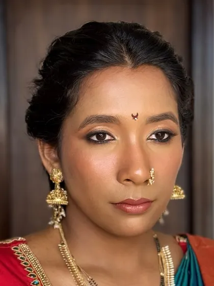 This look is all about a strong, confident gaze. The minimal makeup is paired with a slightly smoked-out liner to create definition, while the skin remains fresh and radiant.