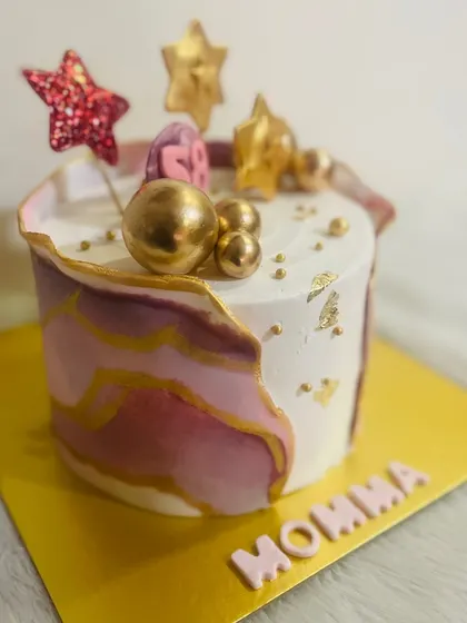 A lovely marble-effect cake in shades of purple and gold for a special "Momma," topped with sparkling stars.