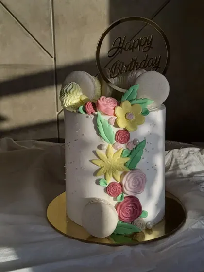 A full view of the floral birthday cake. This design is perfect for someone who loves a pretty, minimalist aesthetic. The flavors inside were just as delightful as the outside.